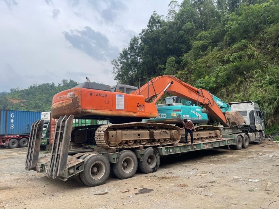 Công ty Cổ phần vận tải và lắp máy chuyên dụng Hà Nội với đoàn xe tải đời mới hơn 65 chiếc gồm các thương hiệu nổi tiếng thế giới như : Hino, Isuzu, Huyndai, International, Nissan, Mitsubishi, Kamaz, Deawoo, Freightliner…v…v… Tải trọng từ 1 tấn đến 38 tấn (đầu kéo container) hàng siêu